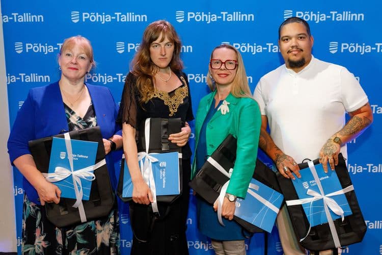 Õpetajad vastuvõtmas kingitusi